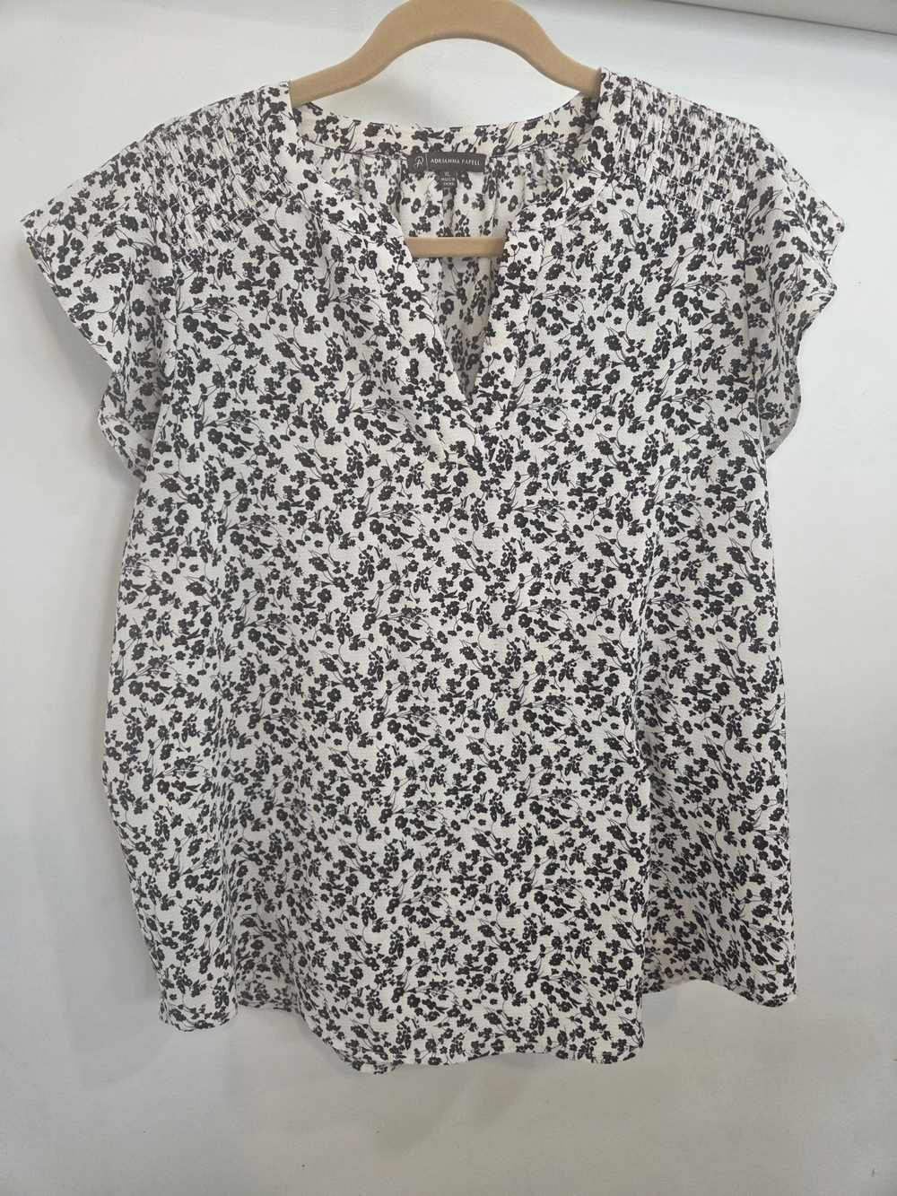 Adrianna Papell Black and White Floral Split-Neck Flutter Sleeve Blouse